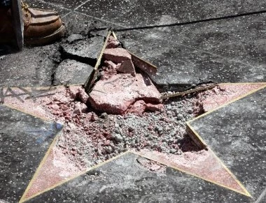 Σκέψεις για αφαίρεση του «αστεριού» του Τραμπ απο τη Λεωφόρο της Δόξας στο Χόλιγουντ